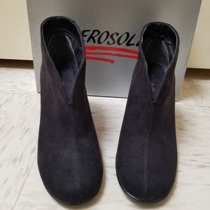 EUC Aerosoles soft faux suede ankle bootie.